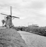 151020 Gezicht op een molen ter hoogte van Hazerswoude met op de achtergrond een electrisch treinstel mat. 1964 (plan ...